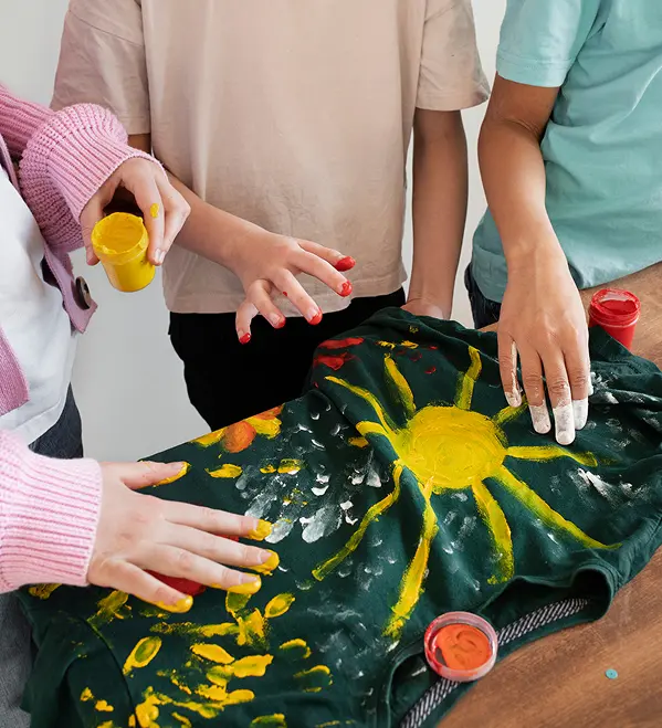 Dzieci śmiejące się razem