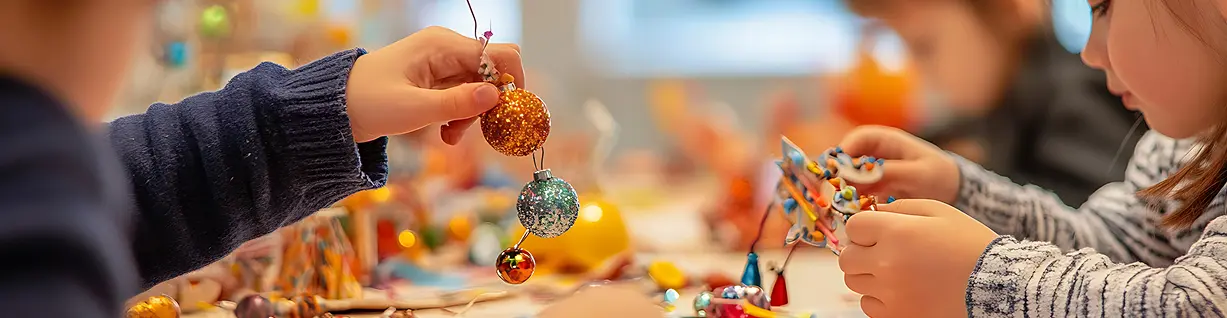 Nauczycielka pomagająca dzieciom