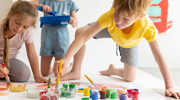 Dzieci bawiące się na zajęciach