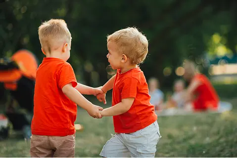 Grupa dzieci współpracujących przy zadaniu