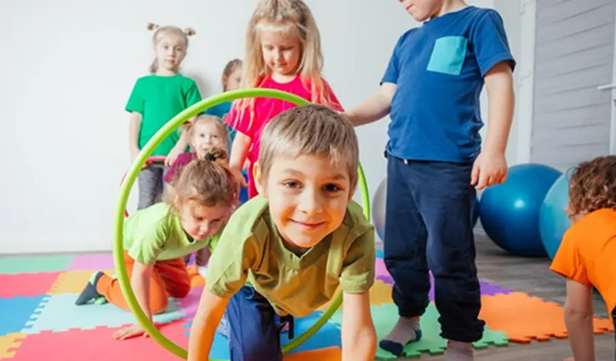 Instruktor prowadzący zajęcia z dziećmi